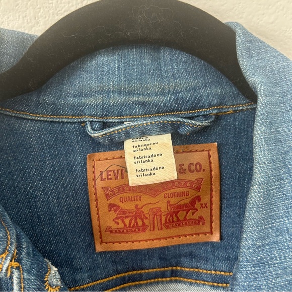 Levi’s Medium Wash Denim Jacket - Picture 6 of 6